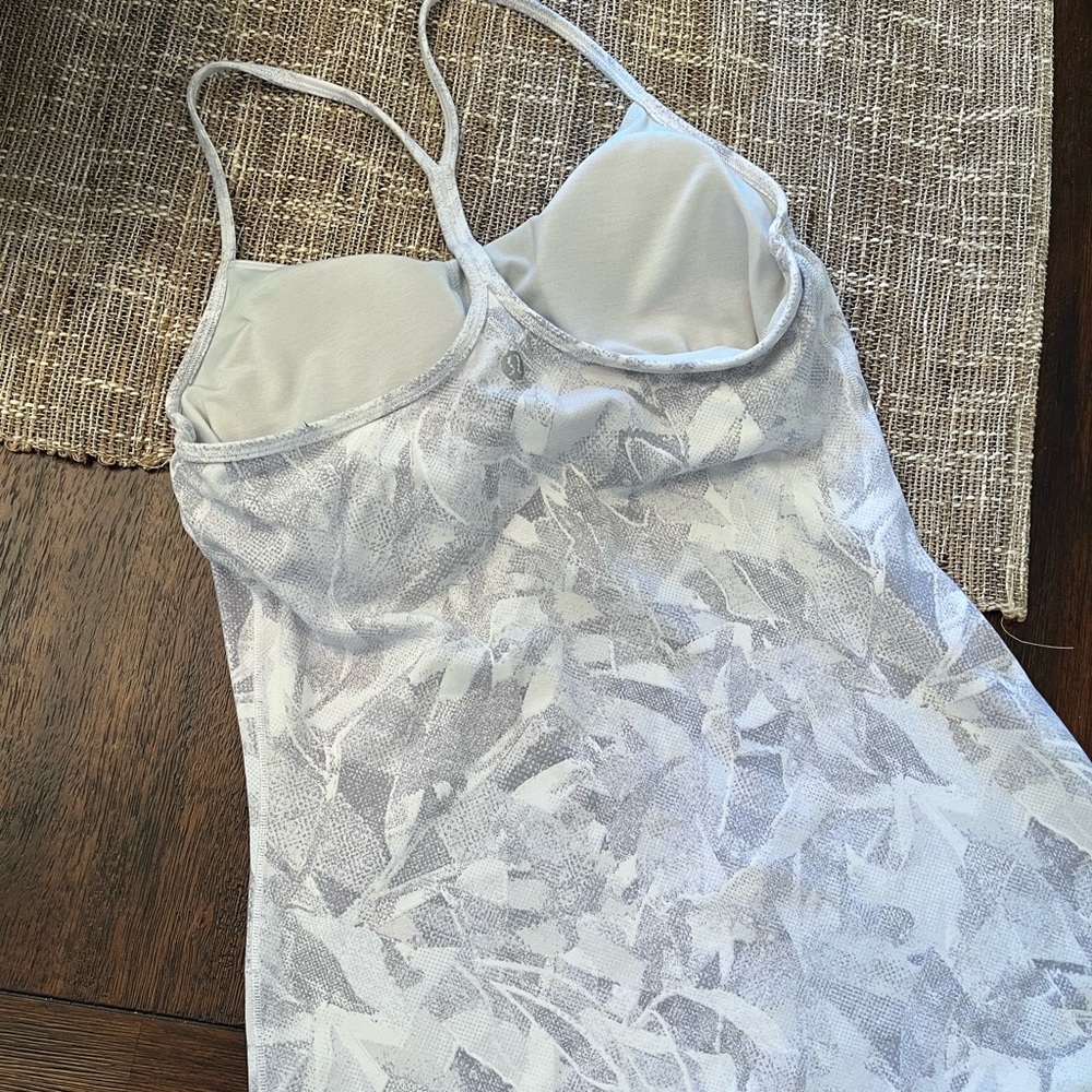 Womens size 8 lululemon tank with built in bra